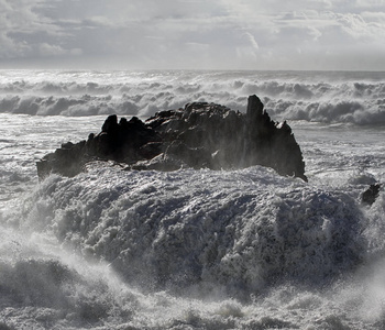 受巨浪后的葡萄牙北岸悬崖图片