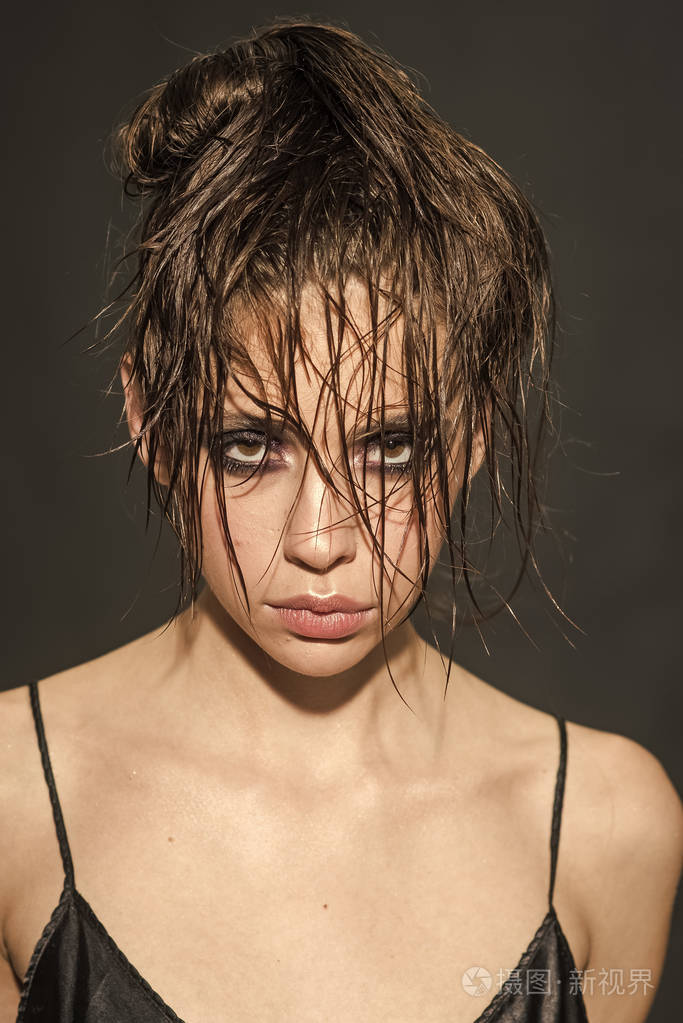 黑发女孩长而湿的头发美丽的模特与发型脸上的女孩杂志封面女孩面孔