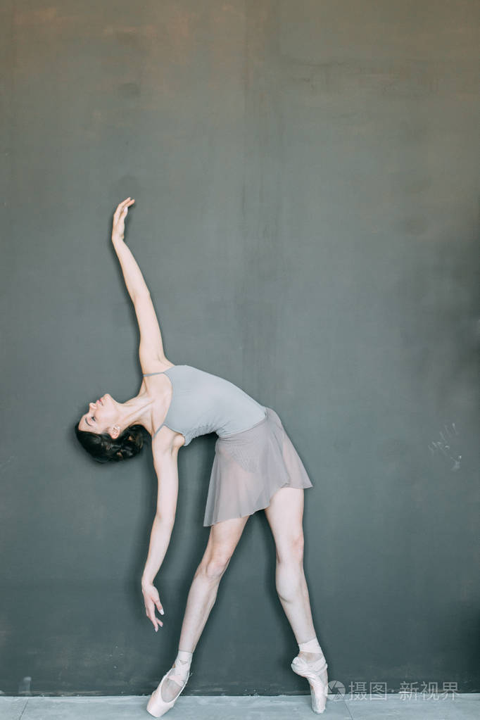 在阁楼工作室拍照. 俄罗斯芭蕾舞演员在长凳上. 芭蕾舞裙和舞裙