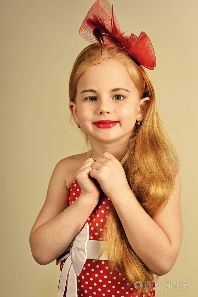 复古造型发型师化妆儿童女孩在时尚魅力优雅的礼服.