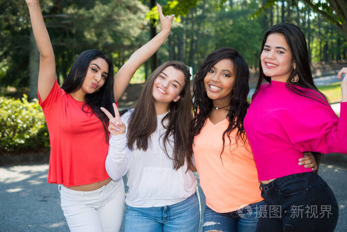 一群年轻的女性朋友在一起