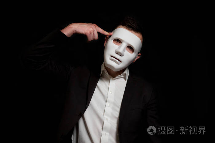 一个戴着黑色面具的人扭着手指