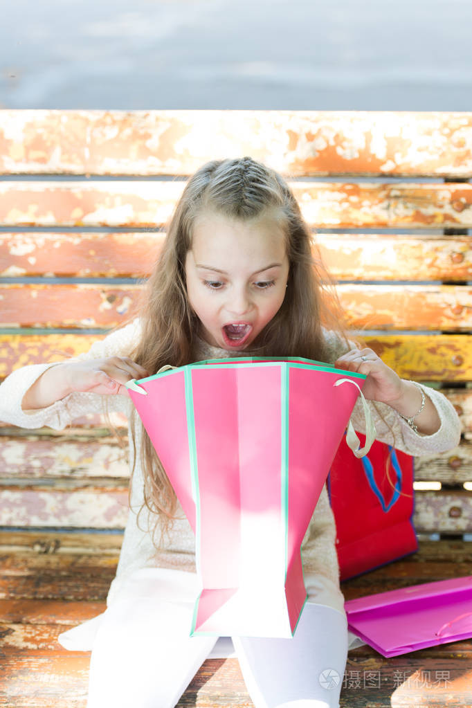 惊喜的概念.女孩惊讶的 unexpectable 礼