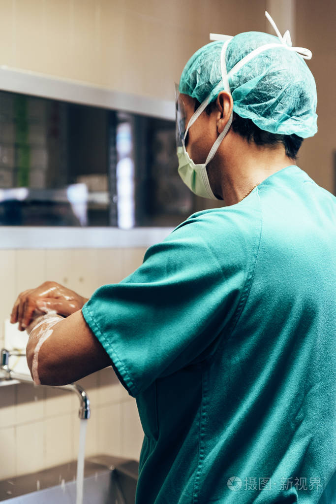 医生在手术前洗手