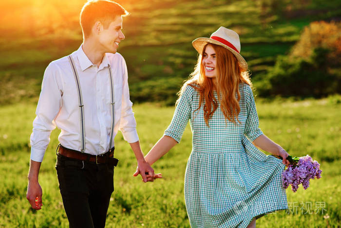 一个年轻人和他的女朋友在公园里散步