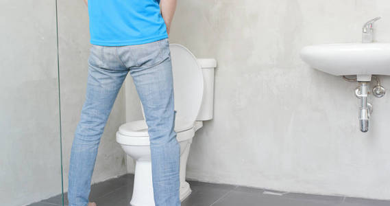 掉头发的男人厕所里尿急的男人照片