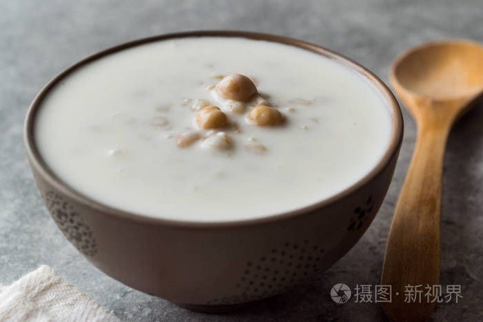 鹰嘴豆和小麦种子的冷酸奶汤艾兰阿西科巴西扎齐基。 传统的夏季食物。