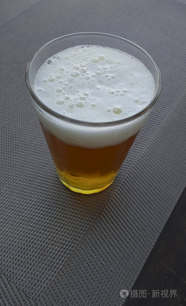 桌子上的一杯冷啤酒