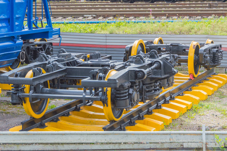 新油漆的铁路车轮对轨道照片