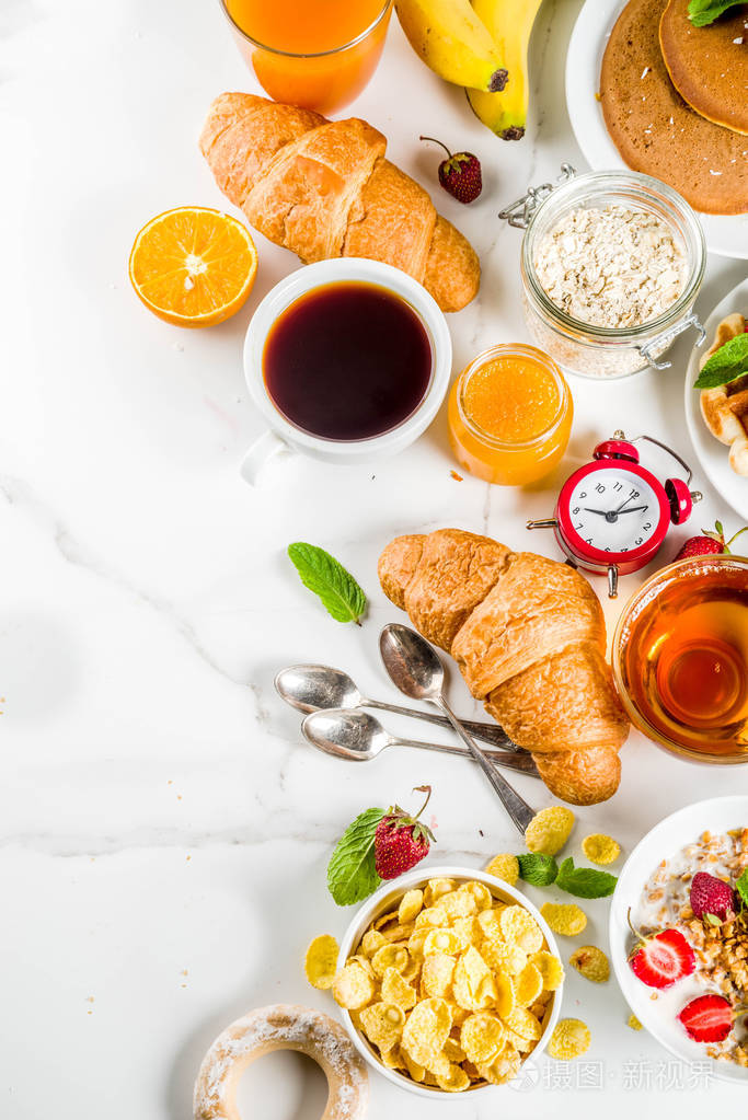 健康的早餐饮食概念各种早晨食品煎饼华夫饼牛角面包燕麦片三明治和