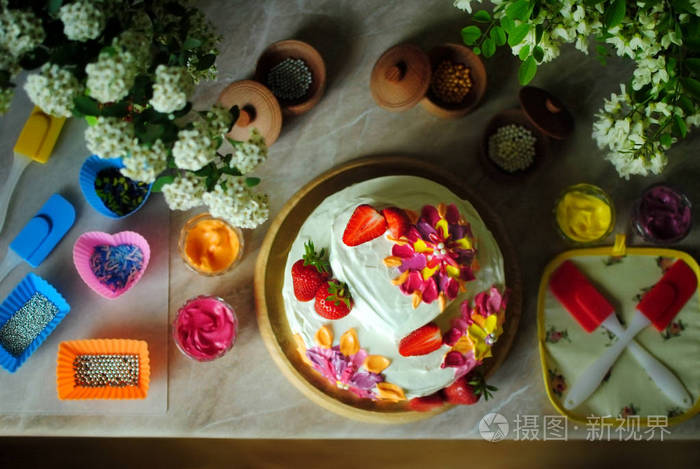 节日蛋糕.大理石桌上的蛋糕.看台上的蛋糕是俯视的.