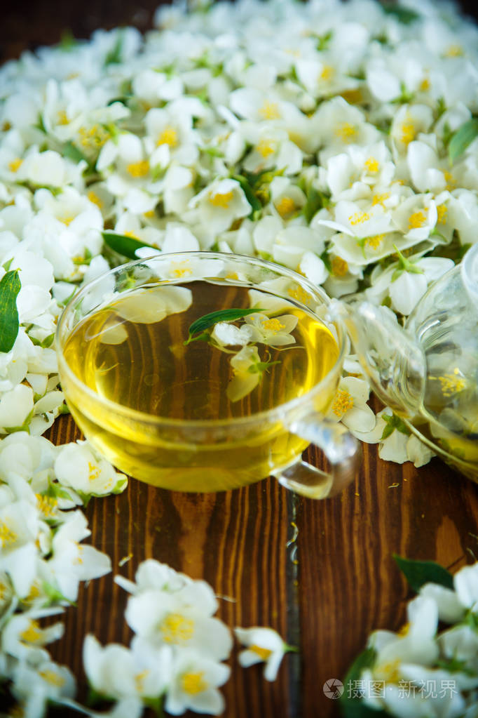 茶与茉莉花在玻璃茶壶在桌子上