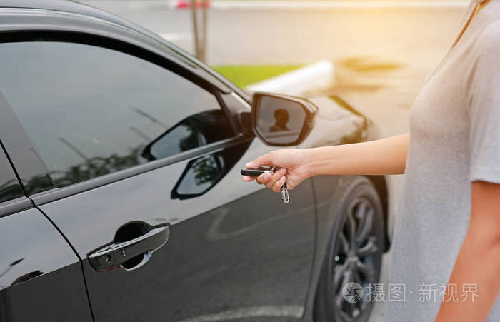 女人手用联锁遥控器打开车门照片 正版商用图片1s4236 摄图新视界 女人手用联锁遥控器打开车门照片 正版商用图片1s4236 摄图新视界