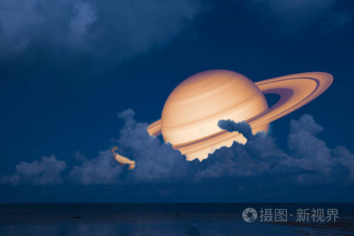 土星回夜云日落海上的天空.