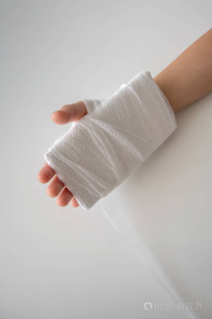 照片 儿童手用弹性绷带用生理盐水输液管. 概念急救.jpg