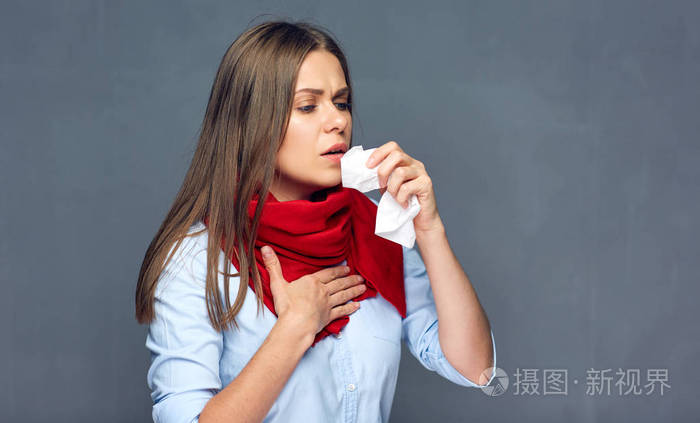 女商人戴着红领巾,手里拿着纸巾纸,脸上有灰色的底色