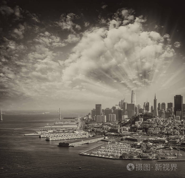 旧金山空中天际线从直升机在一个阳光明媚的夏天。