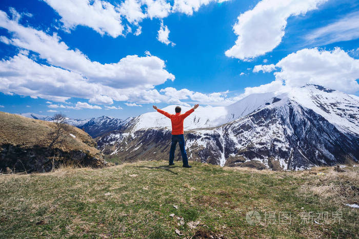 山顶上的人概念场景年轻人背着背包站在山顶上欣赏山谷美景
