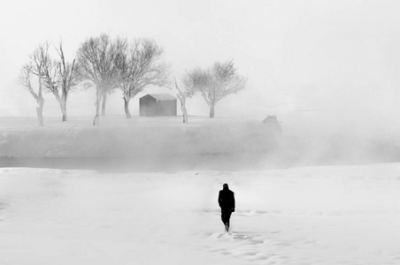 雪中孤独的人图片