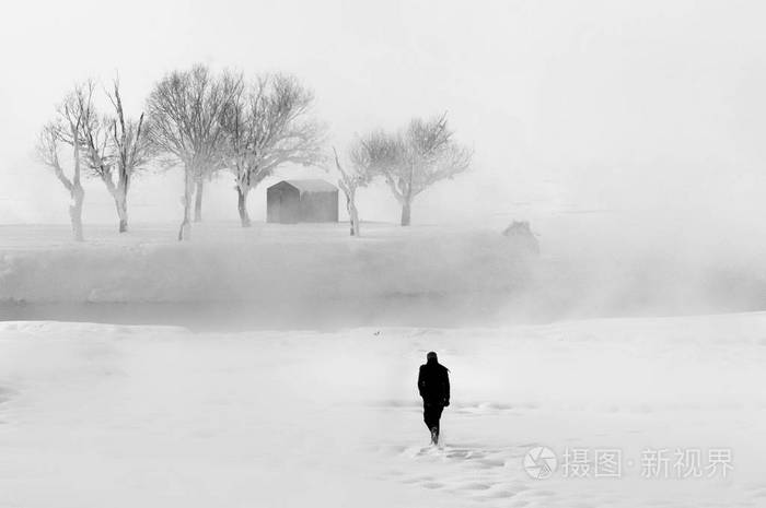 雪中背影图片男图片