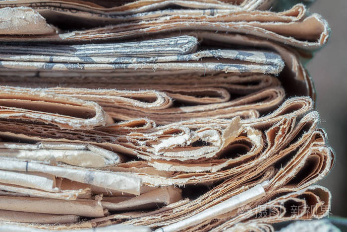 堆里破旧的黄色破旧报纸