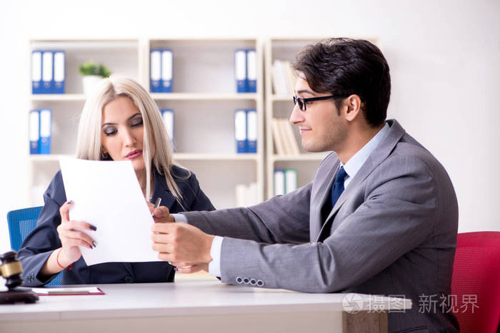 律师与委托人讨论法律案件