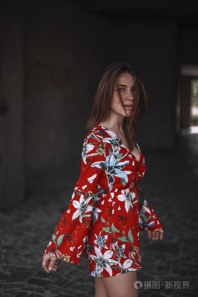 红衣女郎艾特热带饰品上吊自杀黑发头发向下看