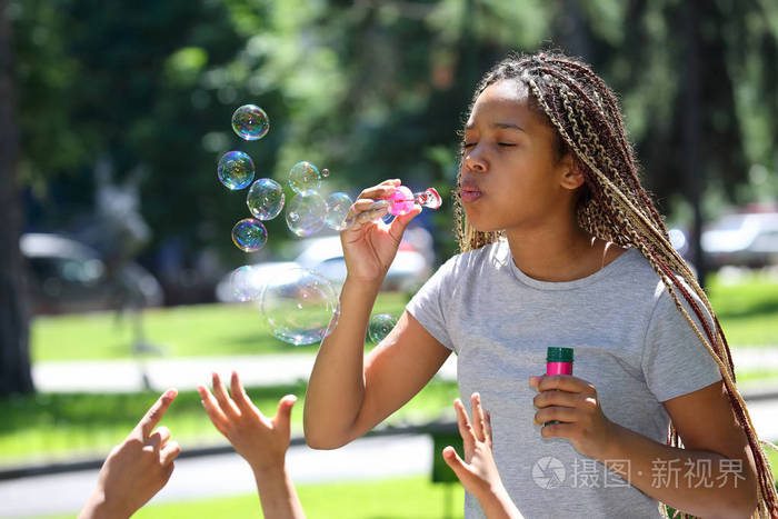 那个长辫子的女孩吹泡泡