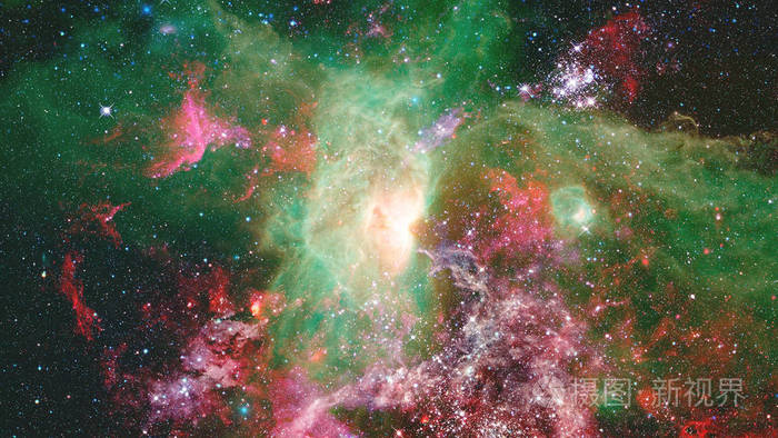夜空中有星星和星云。 这幅图像的元素由美国宇航局提供。