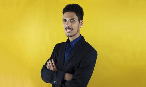 穿着黄色背景的西装的巴西人照片