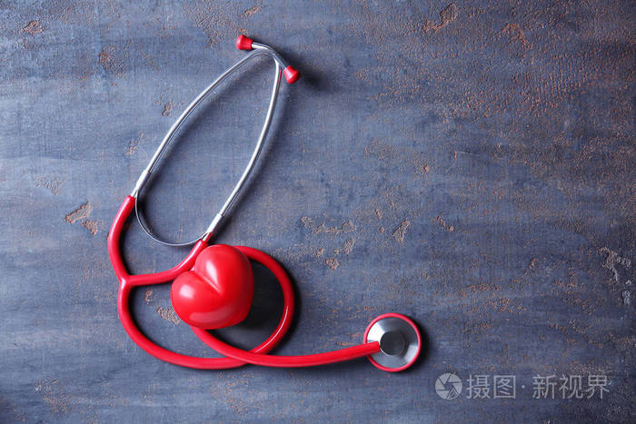 灰色背景下心脏的医学听诊器保健概念