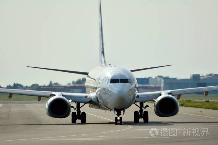 起飞前飞机的正面视图