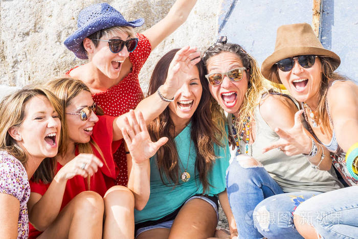 人们一起享受快乐的生活方式. 充满欢乐的女人欢呼和欢笑