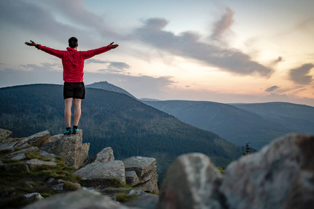 看着鼓舞人心的景色.