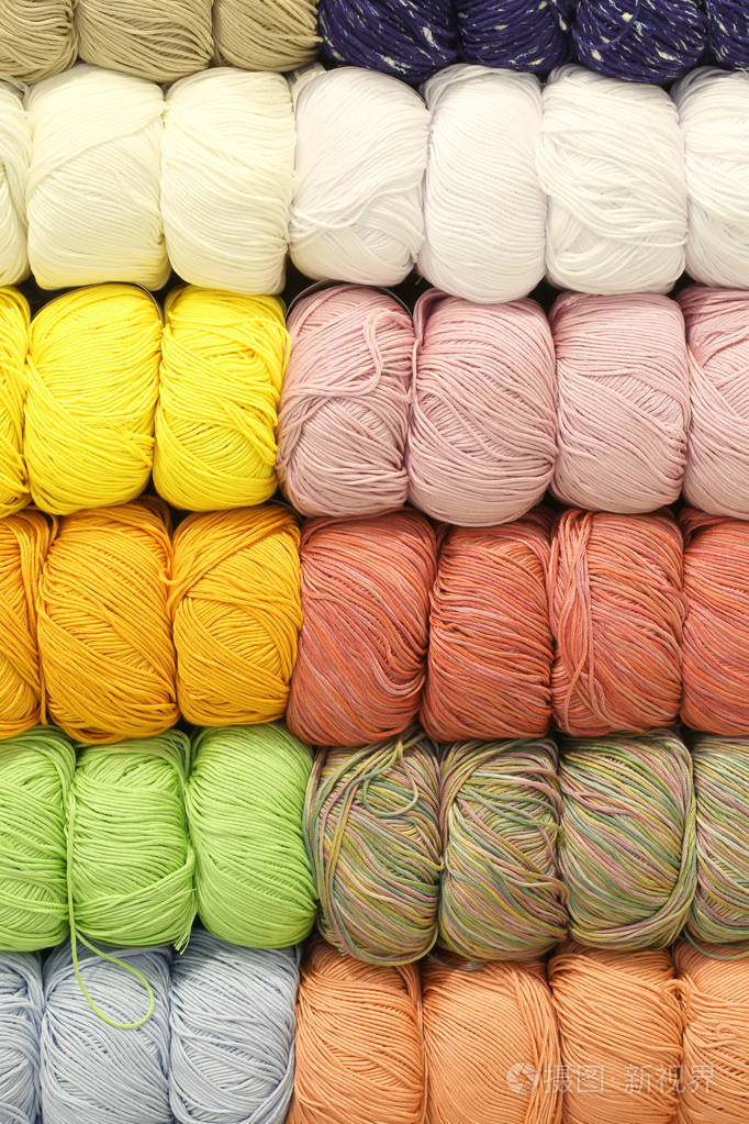 货架上摆满了柔软的彩色羊毛球供针织品店出售