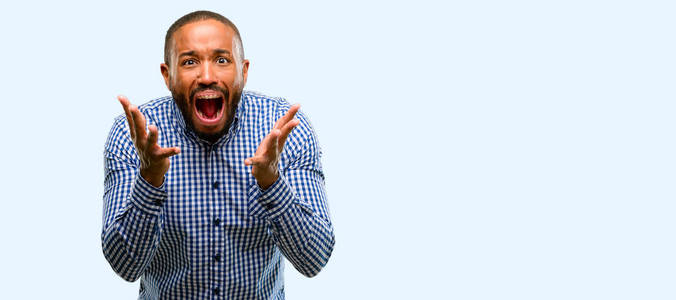 美国黑人,有胡须,有压力,双手抱头,惊恐万分,惊恐万分,在蓝色背景下