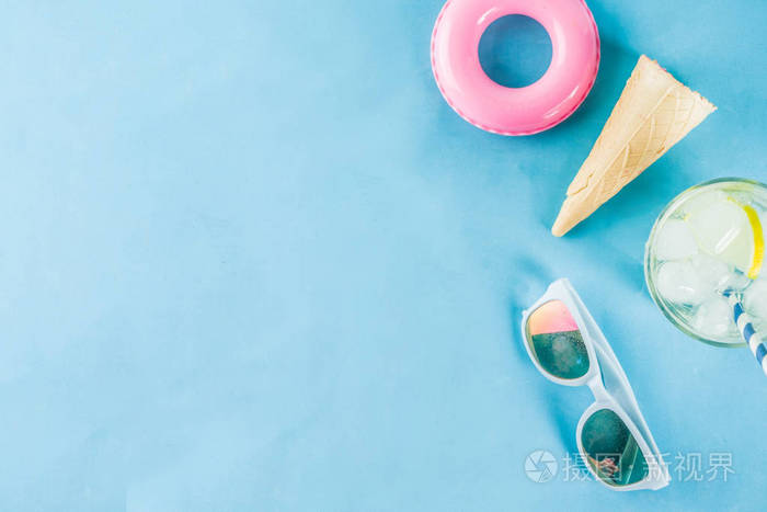 暑假概念背景帽子太阳镜冷却饮料柠檬水莫吉托与冰淇淋锥救生圈蓝色背景复制空间平面以上