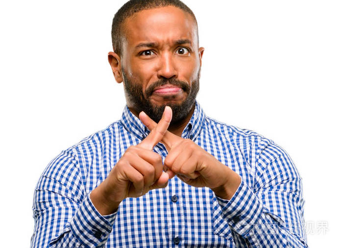 美国黑人留着胡子的男人，态度不好，用手做停车标志，不表示安全防卫或限制，可能会在白色背景下孤立