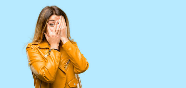 手捂住眼睛图片