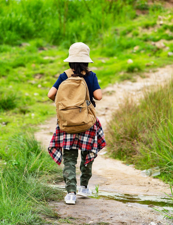 可爱的小女孩旅行.旅行概念