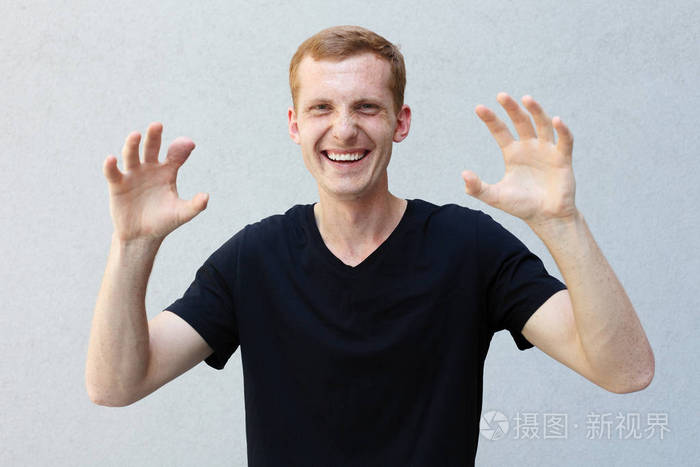 时尚,风格,情感和人的概念-在灰色背景的黑色t恤上特写一个长着雀斑的