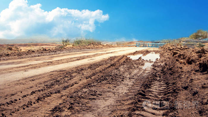 农村的崎岖道路有泥盆和轮子