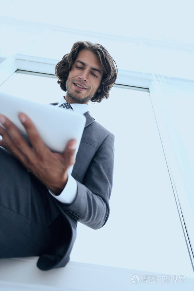 商务人员在平板电脑上工作.复制空间的照片