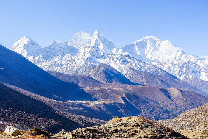 喜马拉雅山在通往珠穆朗玛峰基地营地的路上的景色