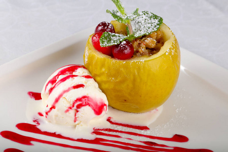 苹果塞满了冰淇淋照片