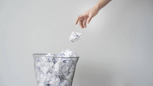 篮子里的垃圾图片