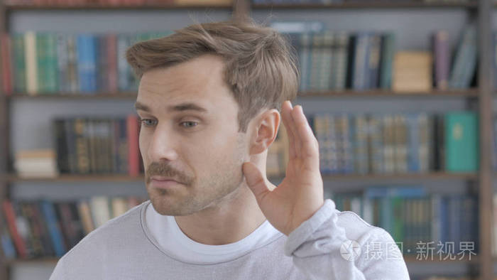 在办公室仔细听秘密的成年人