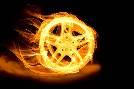 黑色背景下的汽车车轮发光冒烟照片