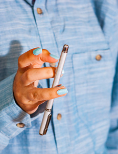 penspinning裁剪的图像,穿蓝色衬衫的女人,手里拿着笔.钢笔照片