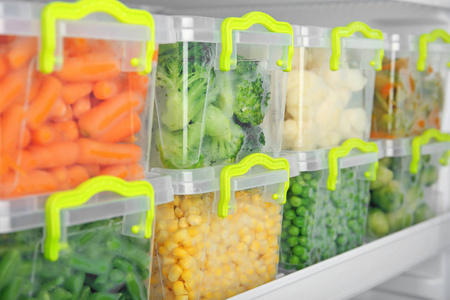 冰箱里装有深冻蔬菜的容器图片